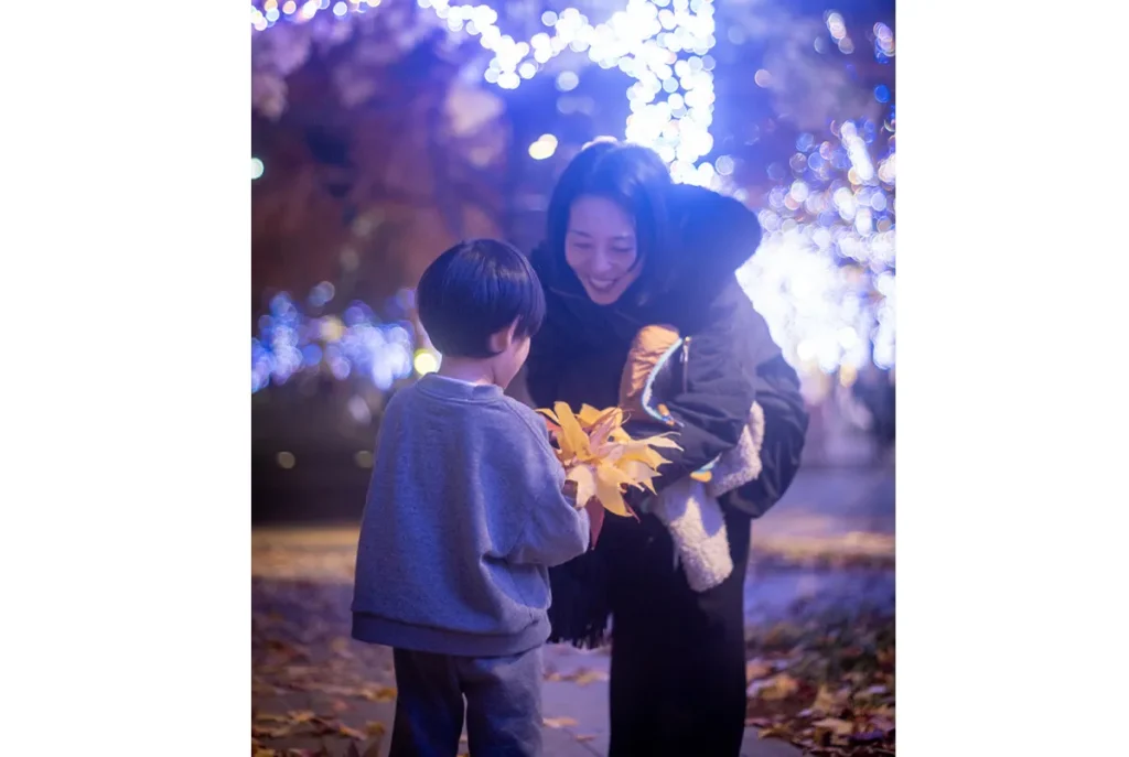 クリスマスシーズンにみなとみらいで撮影された親子