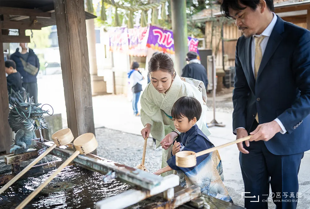 神社のお手水をする様子