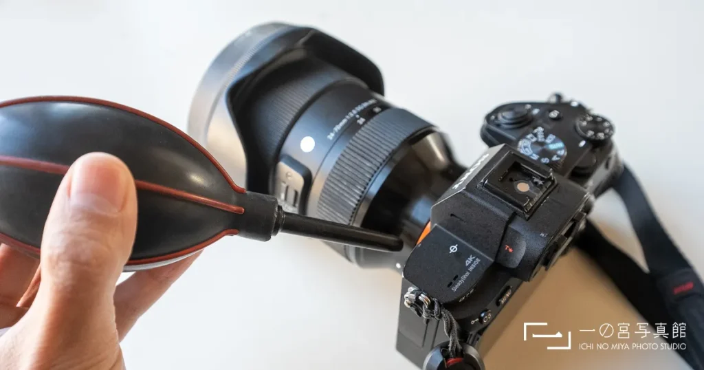 一の宮写真館のカメラマンがソニーのミラーレスデジタルカメラa73をブロワーで清掃している様子