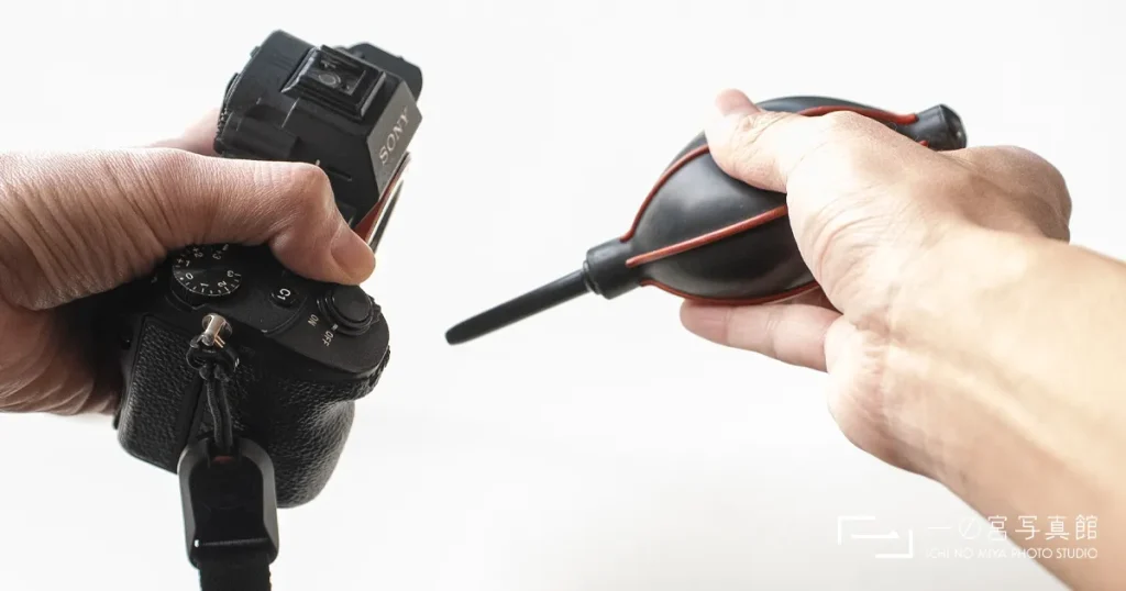 一の宮写真館のカメラマンがソニーのミラーレスデジタルカメラa73のイメージセンサーをブロワーで清掃している様子