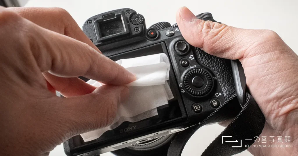 一の宮写真館のカメラマンがソニーのミラーレスデジタルカメラa73の液晶モニターをファイバークロスで清掃している様子
