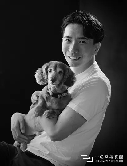 横浜市にある一の宮写真館で撮影されたミニチュアダックスフントと飼い主の男性の家族写真