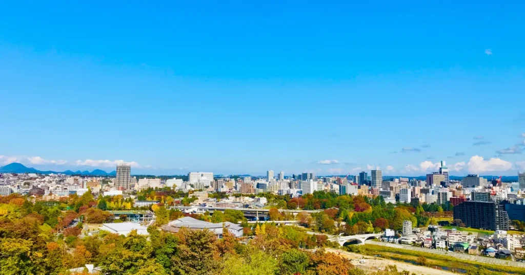 仙台市街地を一望する風景であり、青葉城跡(仙台城跡)から。
