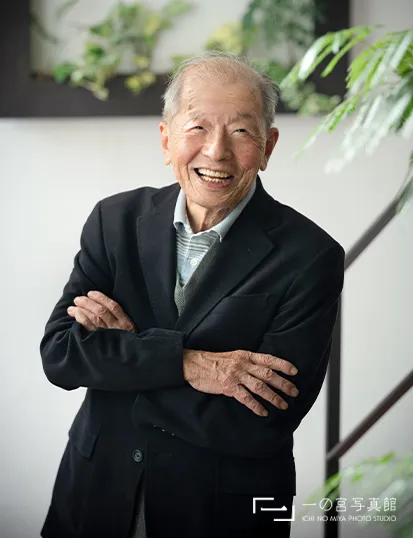 ジャケットを着て横浜の一の宮写真館で撮影する男性