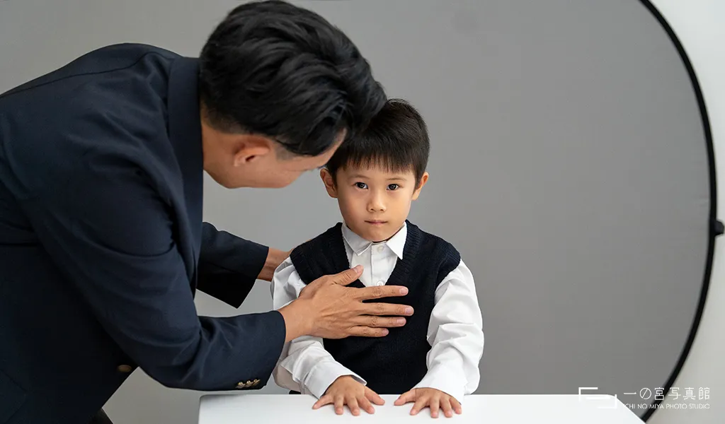 神奈川県横浜市にある一の宮写真館で小学校受験の証明写真を撮影する男の子