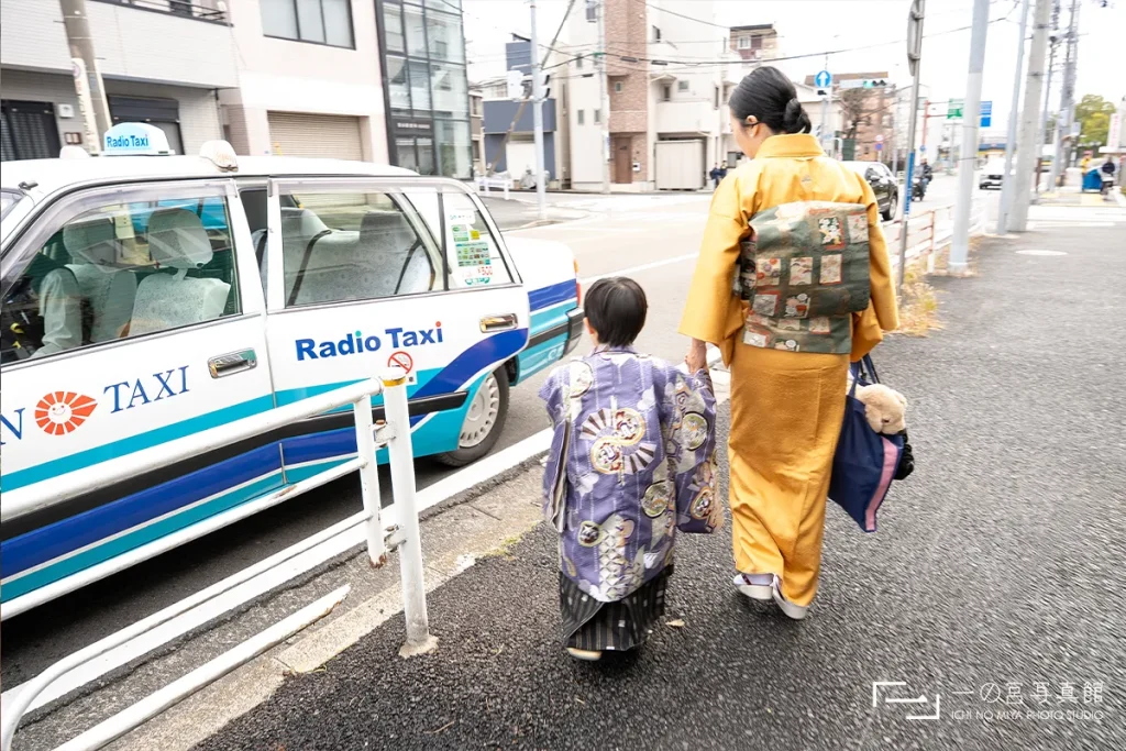 横浜市にある一の宮写真館から伊勢山皇大神宮までタクシーに乗る親子