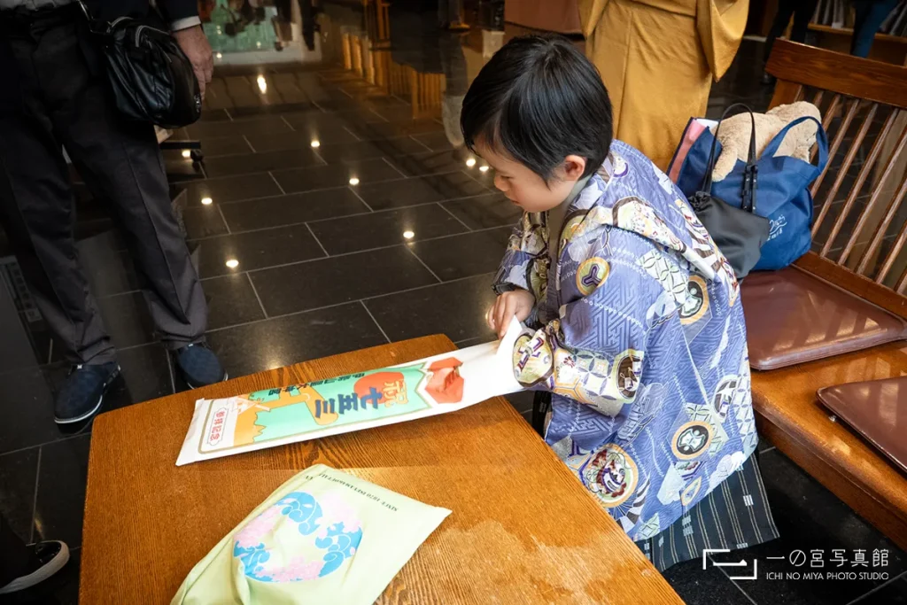 横浜市西区にある伊勢山皇大神宮でご祈祷の記念品をもらう七五三の子供