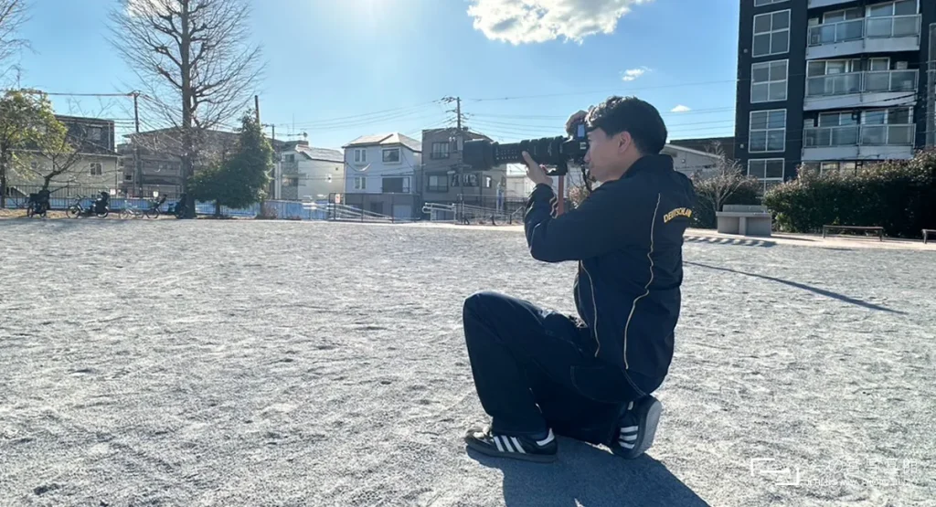 横浜市にある一の宮写真館のカメラマンが撮影したニコンのフルサイズのデジタルカメラとSIGMAの500mmレンズで撮影してる風景