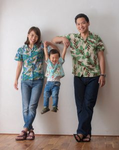 家族写真のお父さんとお母さんと子供