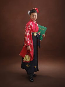 小学校卒業を袴で記念撮影