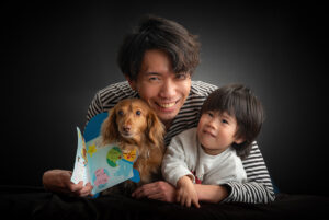 横浜の一の宮写真館で撮影された子供と犬との家族写真
