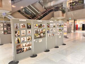 神奈川県横浜市にある新都市ホールで開催された2025babyandkids写真展の様子